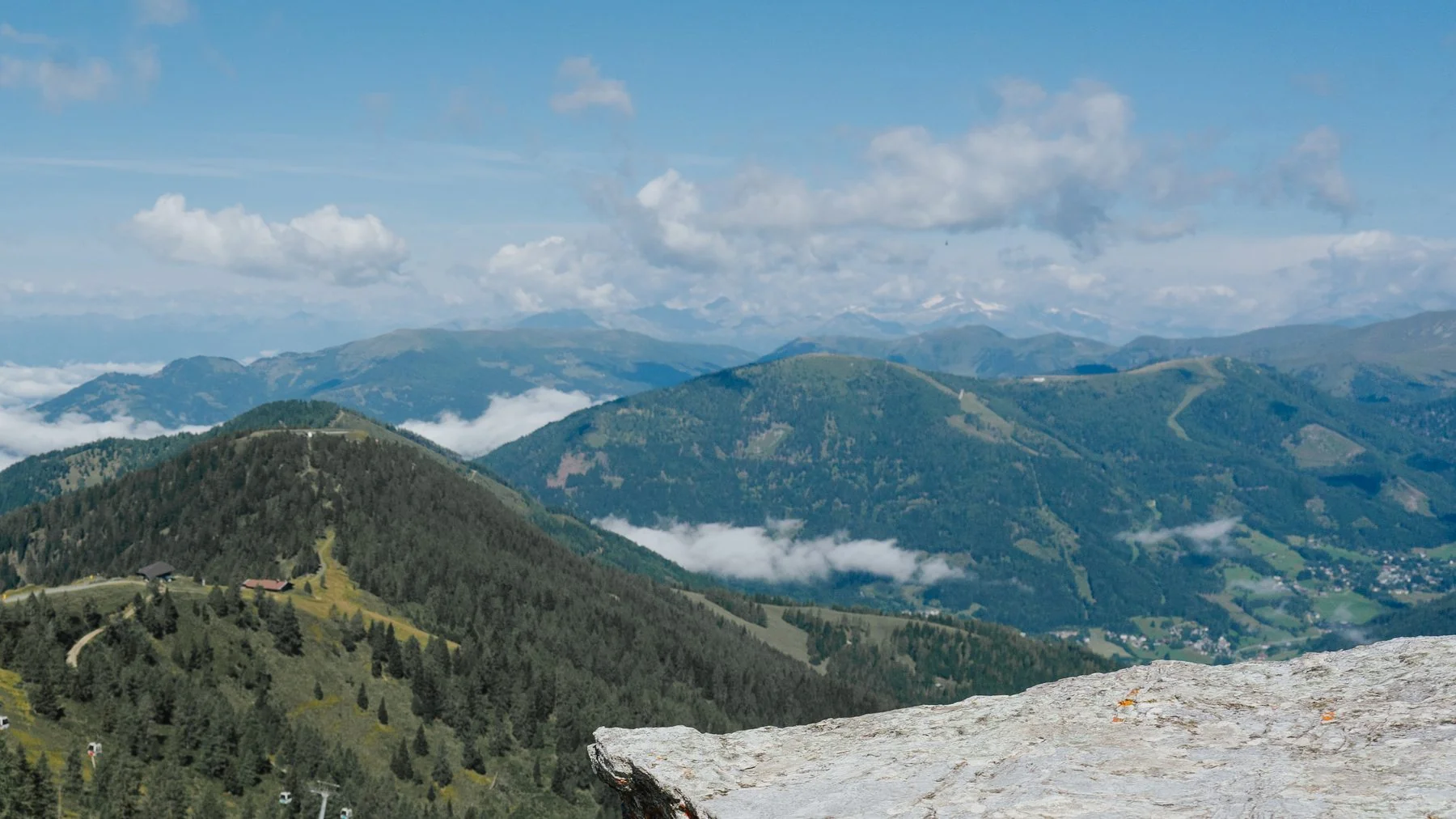 Bergpanorama mit Nebelbänken über den Tälern